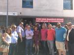Cuadros del PSOE ante el Hospital Virgen del Castañar