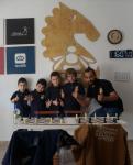 Los jóvenes ajedrecistas con Ricardo Gil Turrión