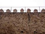 Foto 4: Detalle de ligera barandilla adarve muralla Segovia
