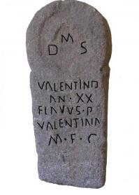 Lápida de Valentino con la escritura remarcada. Foto de JF Fabián