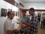 Antolín Velasco y Franciso Arias entregan el primer premio a Fernando Martín García