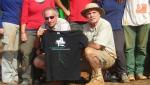 Antoni Canals y Eudald Carbonell con la camiseta de la PDBB. Foto de Raúl Hernández