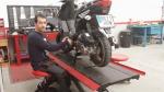 Alejandro López reparando una motocicleta